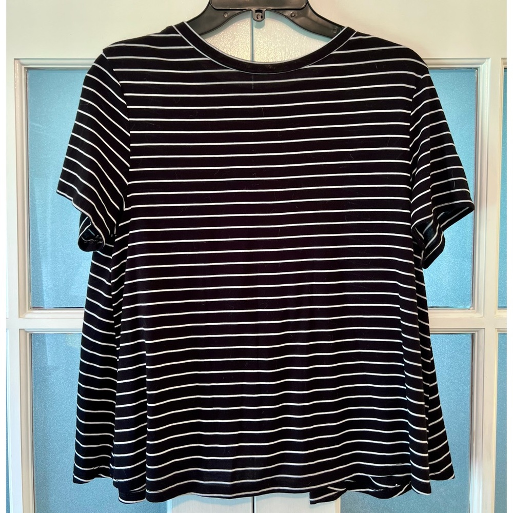✨EUC✨ OLD NAVY ACTIVE SHORT SLEEVE BLACK & WHITE STRIPPED T-SHIRT 🖤🤍
